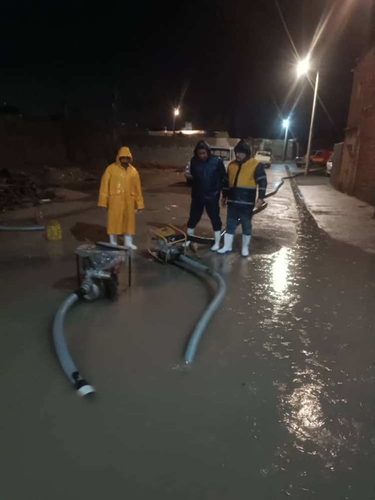 *تلاش کارگران و کارکنان شهرداری قطب آباد به همراه شهردار قطب آباد و شورای اسلامی شهر قطب آباد جهت کنترل آب گرفتگی معابر شهر در بارندگی شب گذشته ۲۷ آذر