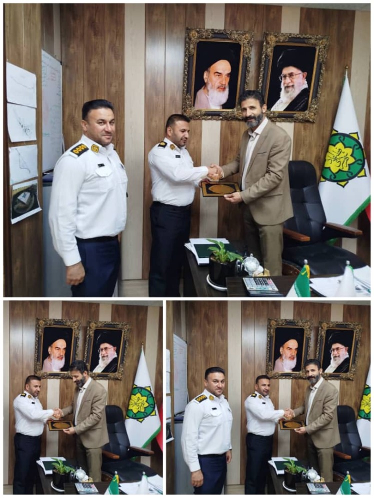 تقدیر و سپاسگزاری مهندس حاجتی نیا شهردار قطب آباد با اهدا لوح سپاس از سرگرد آریاندوست فرماندهی محترم پلیس راه جهرم - قطب آباد - شیراز به پاس همکاری‌های ایشان در ساماندهی و اجرای میدان الله در ساختمان شهرداری قطب آباد به روایت تصویر.